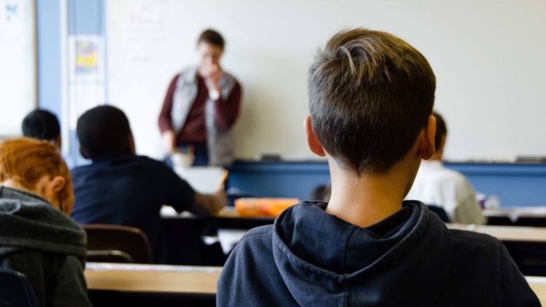 Rammer skolen ved siden af?